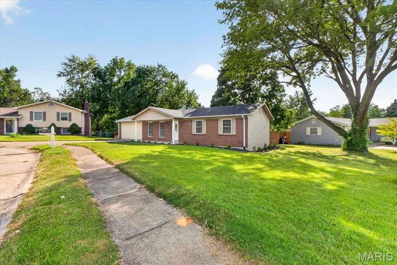 1008 N Duchesne Drive, St Charles, MO 63301 — listing photo 5 of 48