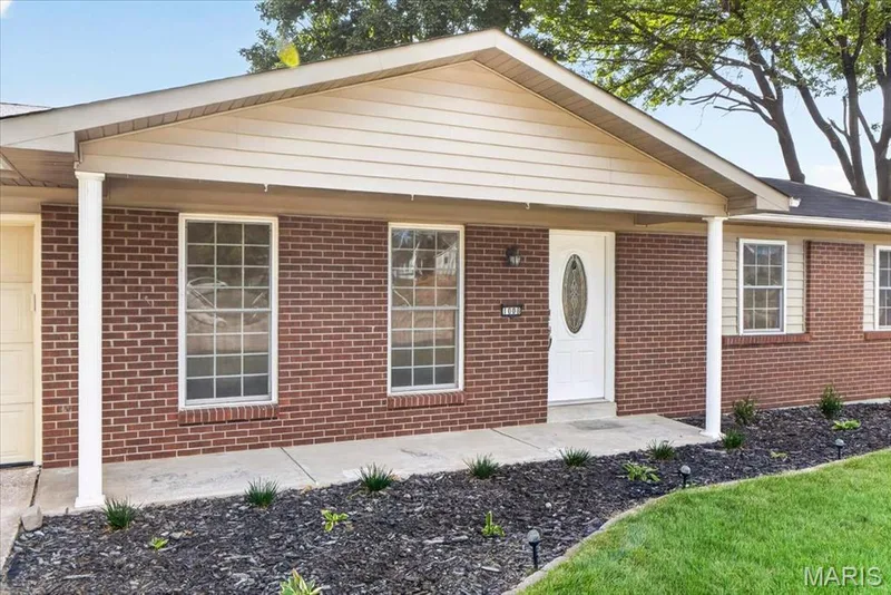 1008 N Duchesne Drive, St Charles, MO 63301 — listing photo 6 of 48