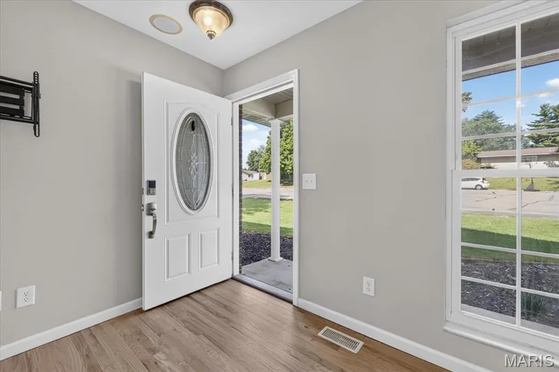 1008 N Duchesne Drive, St Charles, MO 63301 — listing photo 7 of 48