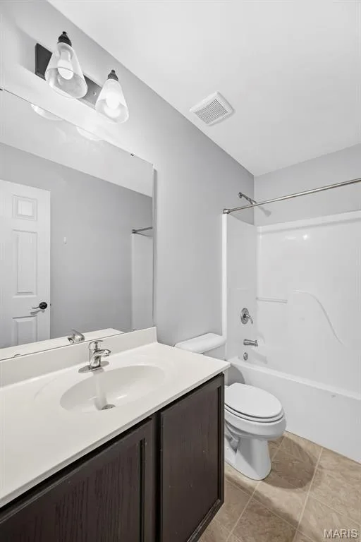 Upstairs full bathroom in between bedrooms — 242 Ashford Oaks Drive, Wentzville, MO 63385