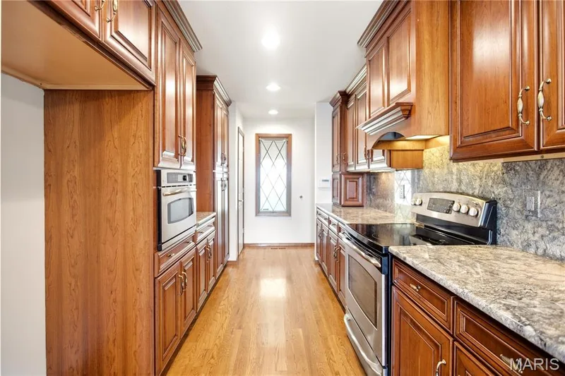 Granite counters and backsplash — 2 Rockwood Forest Glen, Wildwood, MO 63025