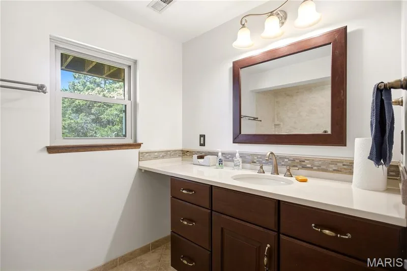 Full bathroom in LL — 2 Rockwood Forest Glen, Wildwood, MO 63025