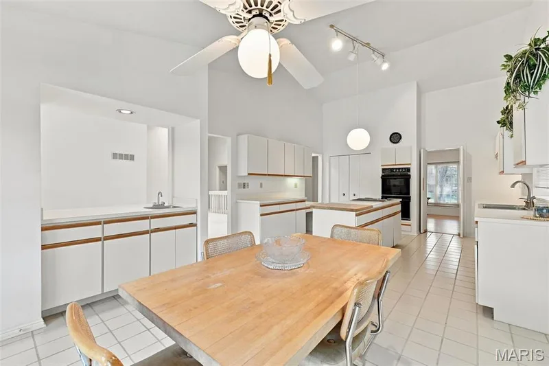 Vaulted ceilings, ceiling fan, center island, double wall ovens — 14033 Baywood Villages Drive, Chesterfield, MO 63017