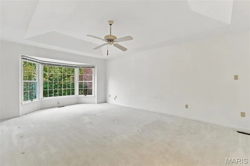 Expansive bedroom, tray ceiling, bay window, ready for your decorating — 14033 Baywood Villages Drive, Chesterfield, MO 63017