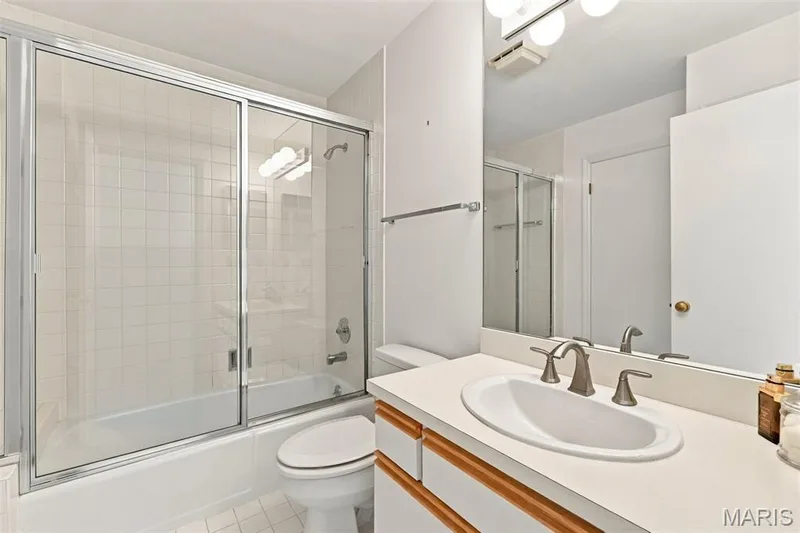 Full Bath en-suite to the ;3rd bedroom — 14033 Baywood Villages Drive, Chesterfield, MO 63017