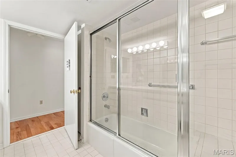 Tub/Shower in LL full bath — 14033 Baywood Villages Drive, Chesterfield, MO 63017