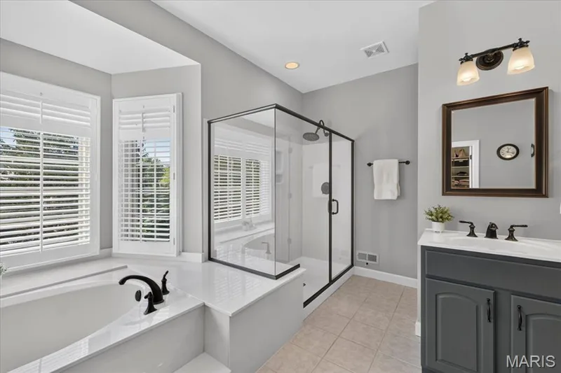 17915 White Robin Court, Chesterfield, MO 63005 — listing photo 36 of 72