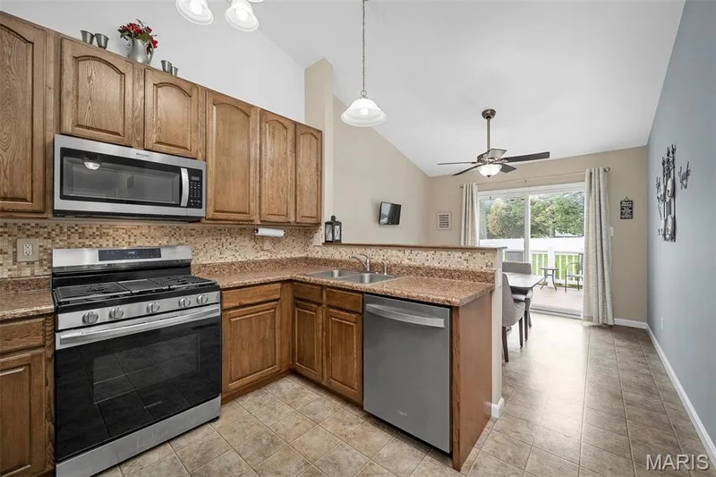 You'll be cooking with gas in this kitchen! — 17 Belmonte Court, Lake St. Louis, MO 63368
