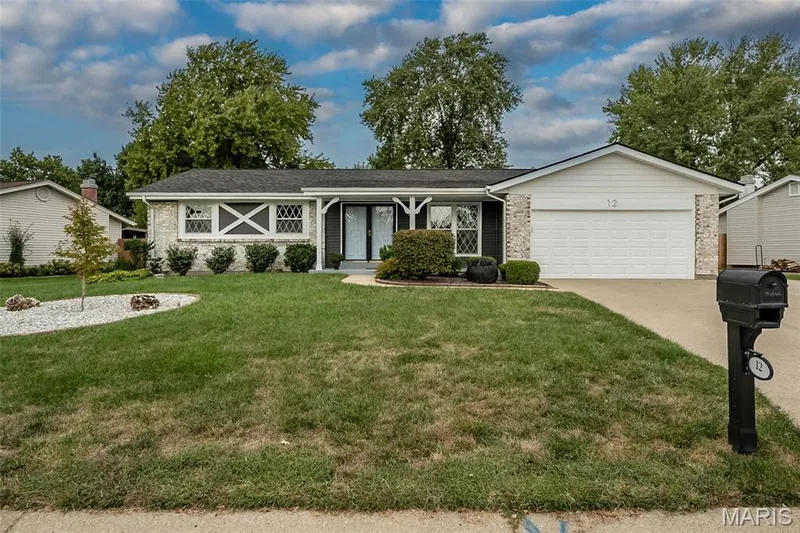 12 Oakridge West Drive, St Peters, MO 63376 — listing photo 2 of 51