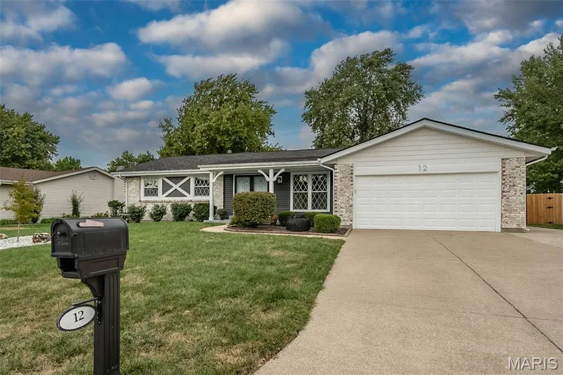 12 Oakridge West Drive, St Peters, MO 63376 — listing photo 4 of 51