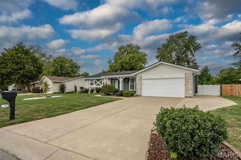 12 Oakridge West Drive, St Peters, MO 63376 — listing photo 5 of 51