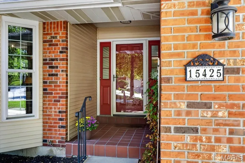 15425 Braefield Drive, Chesterfield, MO 63017 — listing photo 2 of 40