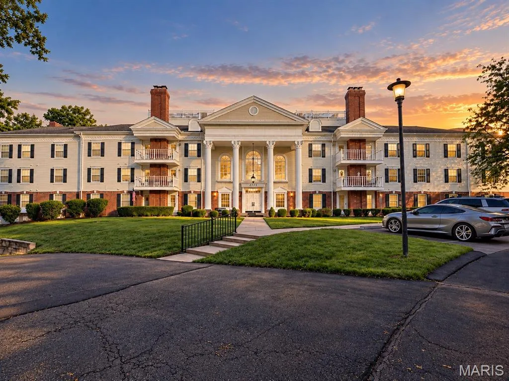 2323 Manor Grove Drive #18, Chesterfield, MO 63017 — listing photo 1 of 27