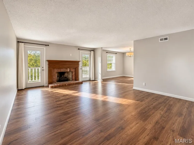 2323 Manor Grove Drive #18, Chesterfield, MO 63017 — listing photo 3 of 27