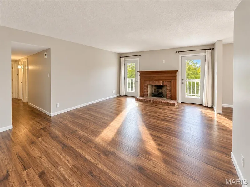2323 Manor Grove Drive #18, Chesterfield, MO 63017 — listing photo 4 of 27