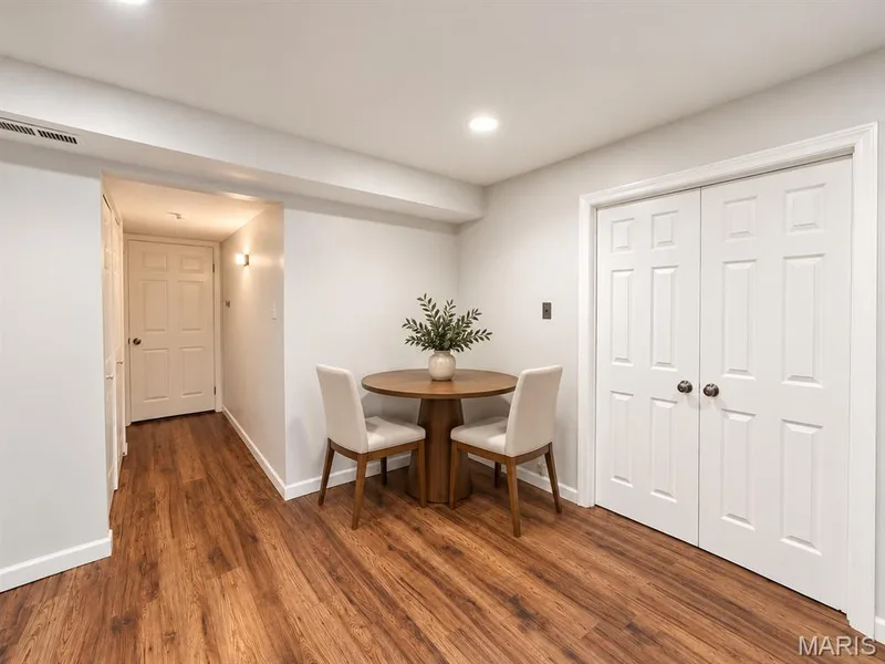2323 Manor Grove Drive #18, Chesterfield, MO 63017 — listing photo 8 of 27