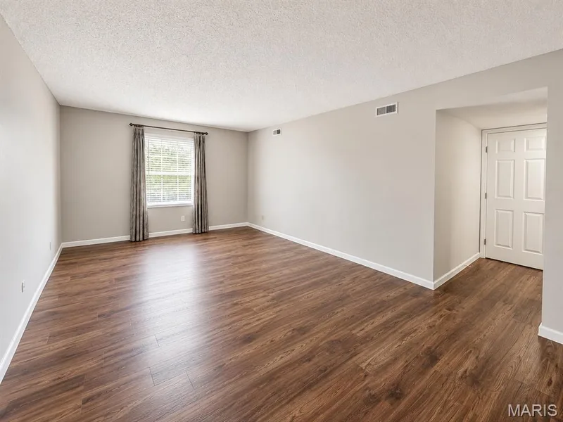 2323 Manor Grove Drive #18, Chesterfield, MO 63017 — listing photo 10 of 27