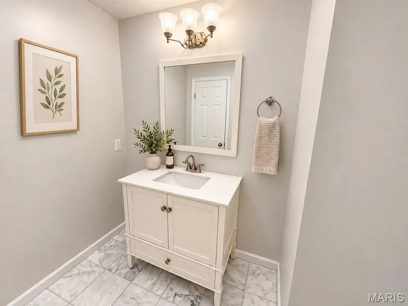 Hall Bathroom — 2323 Manor Grove Drive #18, Chesterfield, MO 63017