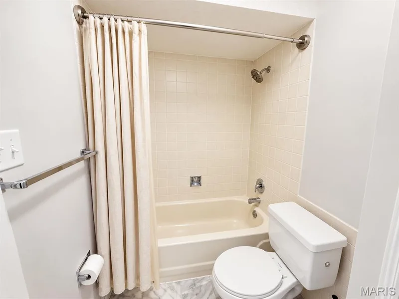 Hall Bathroom — 2323 Manor Grove Drive #18, Chesterfield, MO 63017