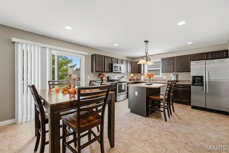 124 Prairie Bluffs Drive, Wentzville, MO 63385 — listing photo 6 of 32