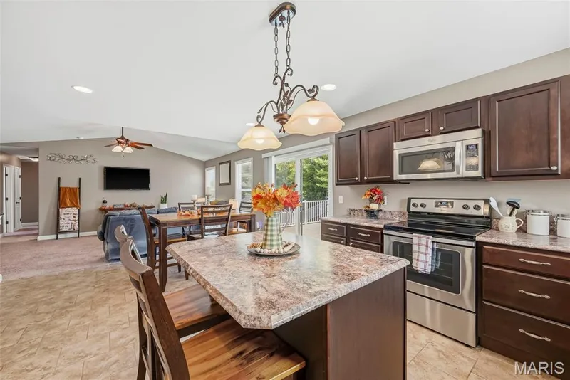 124 Prairie Bluffs Drive, Wentzville, MO 63385 — listing photo 7 of 32