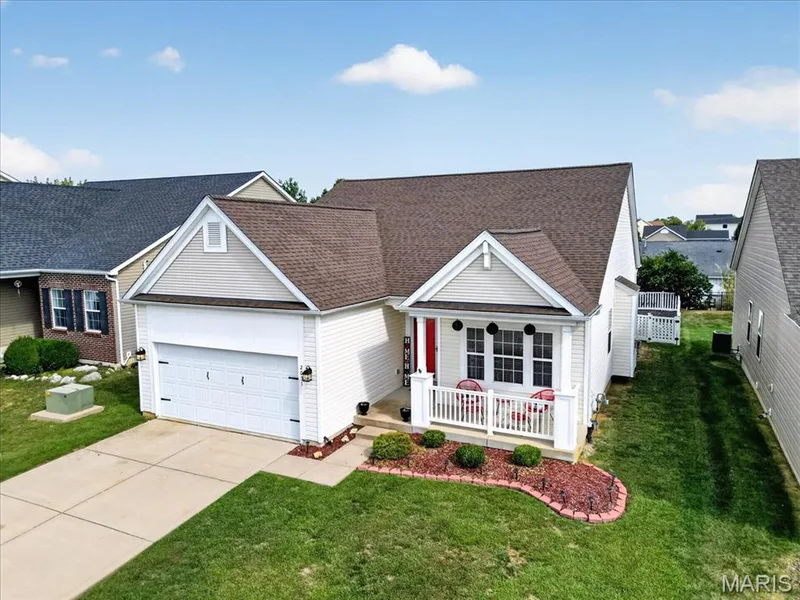2031 Preston Woods Parkway, Lake St. Louis, MO 63367 — listing photo 2 of 43