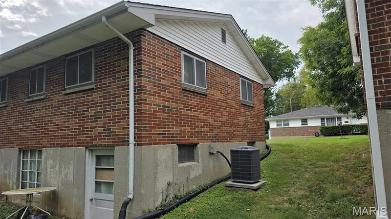 133 Woodlawn Drive, St Charles, MO 63301 — listing photo 10 of 14
