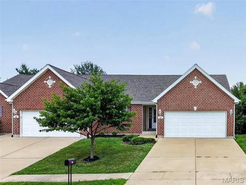 384-386 Shadow Pines Drive, Wentzville, MO 63385 — listing photo 3 of 74