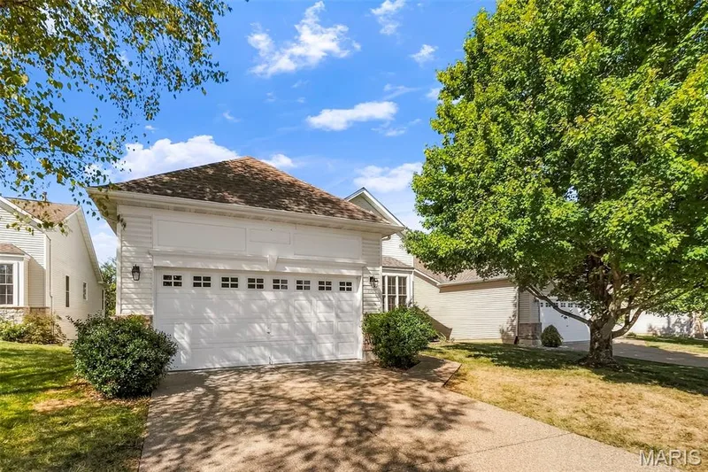 2102 Hawks Landing Drive, Lake St. Louis, MO 63367 — listing photo 3 of 91