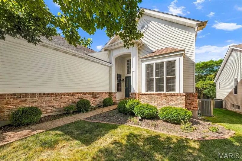2102 Hawks Landing Drive, Lake St. Louis, MO 63367 — listing photo 4 of 91