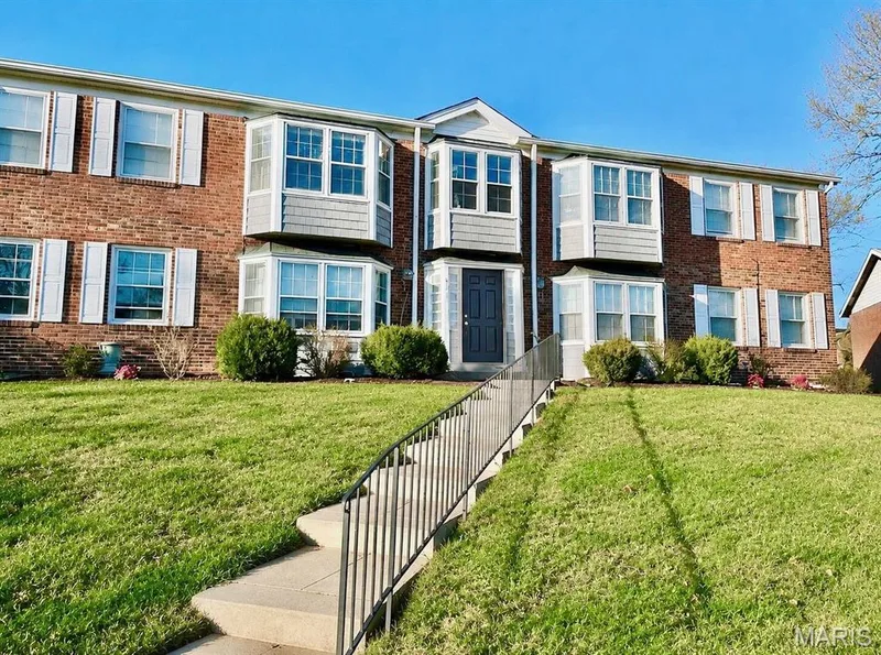 611 Thunderbird Court, Chesterfield, MO — listing photo 1