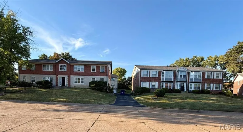 611 and 612 Thunderbird Court — 611 Thunderbird Court, Chesterfield, MO 63017