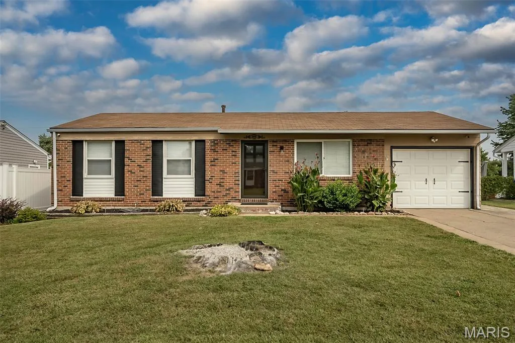 3224 Highgate Lane, St Charles, MO 63301 — listing photo 1 of 39