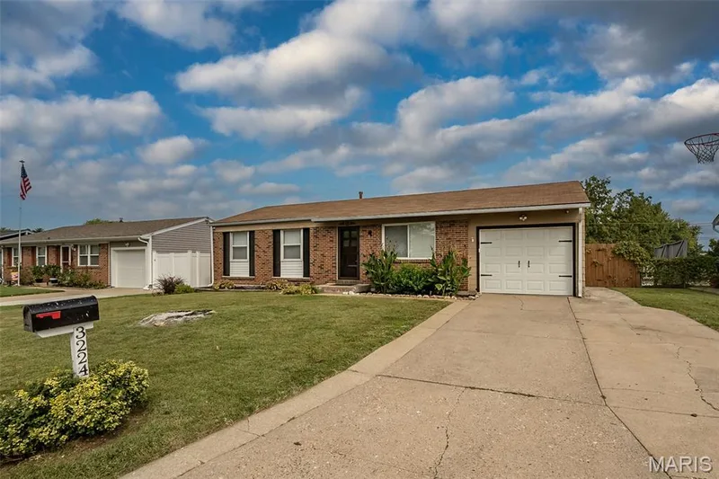 3224 Highgate Lane, St Charles, MO 63301 — listing photo 2 of 39