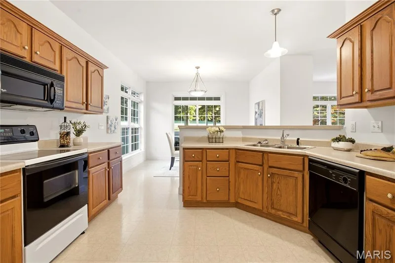 2450 Golden Bear Way #703A, Wentzville, MO 63385 — listing photo 12 of 34