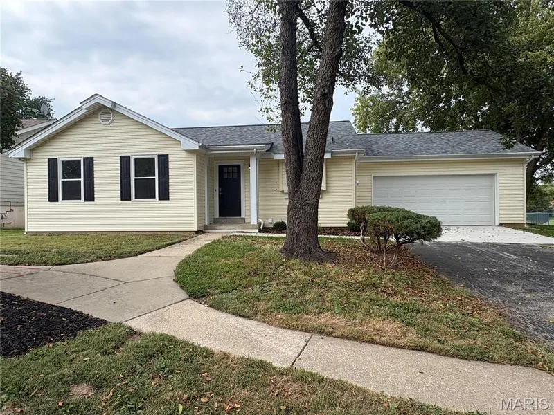 101 S Willow Grove Court, St Peters, MO 63376 — listing photo 2 of 24