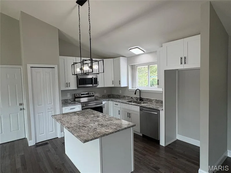 101 S Willow Grove Court, St Peters, MO 63376 — listing photo 3 of 24