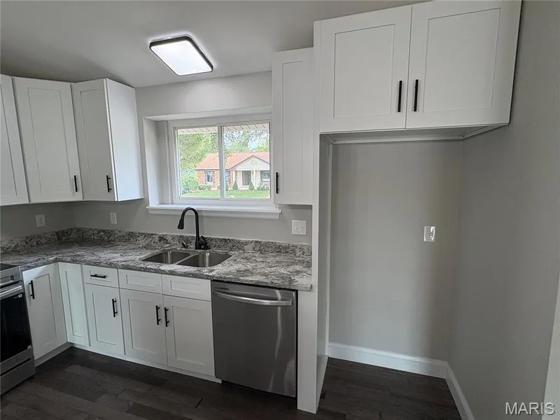 101 S Willow Grove Court, St Peters, MO 63376 — listing photo 4 of 24