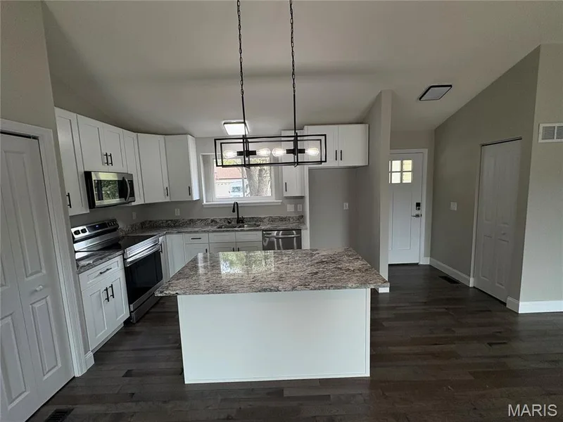 101 S Willow Grove Court, St Peters, MO 63376 — listing photo 6 of 24
