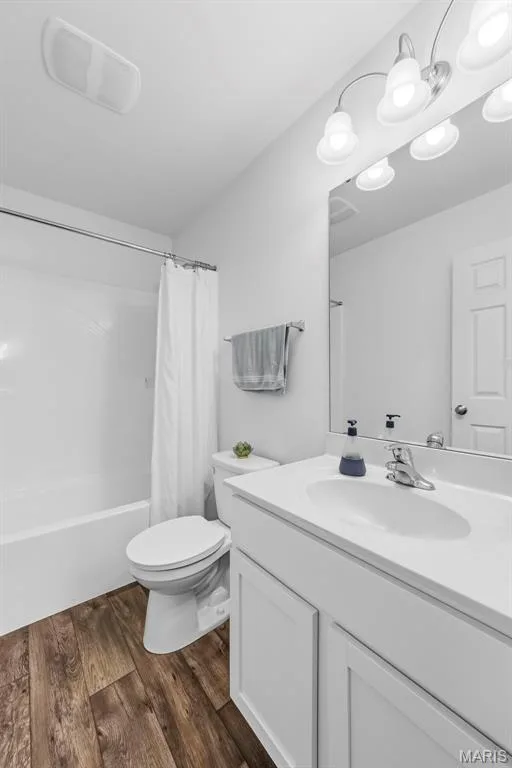 Nicely situated near the secondary bedrooms, this full bath is perfectly placed for everyday convenience and visiting guests! — 6002 Suntan Drive, St Charles, MO 63301
