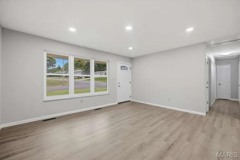 637 Norma Drive, St Charles, MO 63301 — listing photo 3 of 28