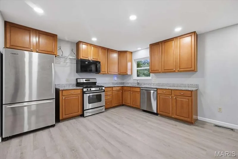 637 Norma Drive, St Charles, MO 63301 — listing photo 6 of 28