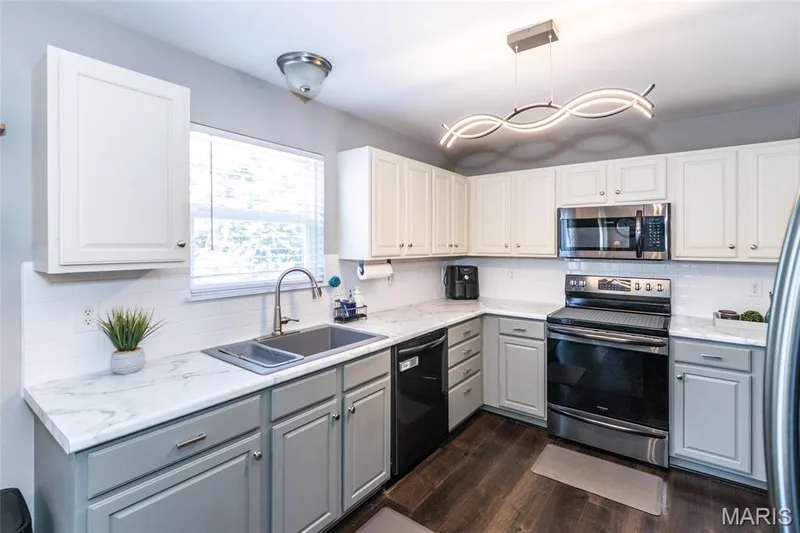 Newer counter tops and new backsplash. All kitchen appliances stay! — 232 Spring Borough Drive, O'Fallon, MO 63368