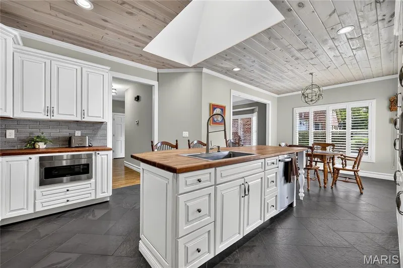 1627 Timberlake Manor Parkway, Chesterfield, MO 63017 — listing photo 12 of 48