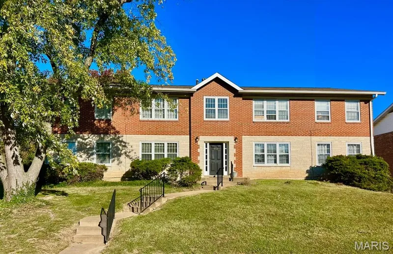 612 Thunderbird Court, Chesterfield, MO — listing photo 1