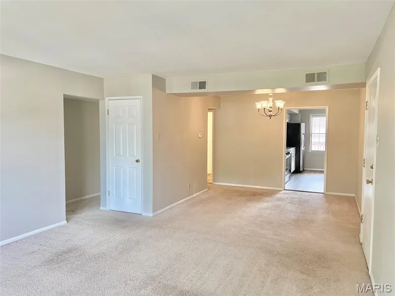 612 Thunderbird Court, Chesterfield, MO 63017 — listing photo 10 of 22