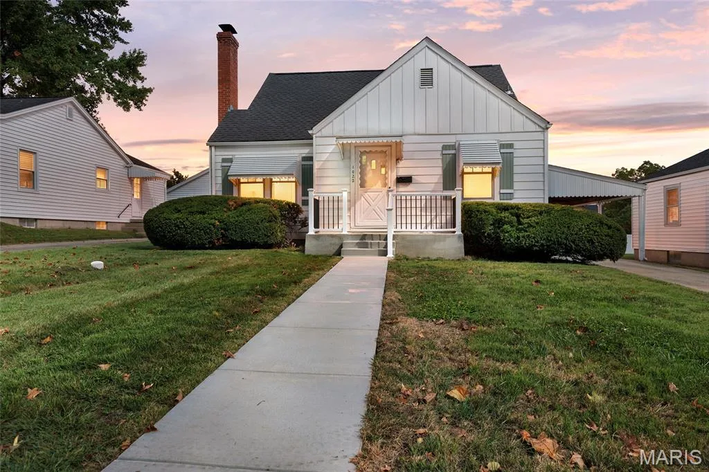 1022 Pike Street, St Charles, MO 63301 — listing photo 1 of 33