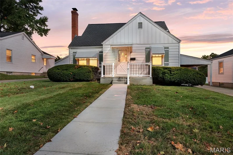 1022 Pike Street, St Charles, MO 63301 — listing photo 1 of 33