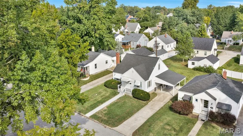 1022 Pike Street, St Charles, MO 63301 — listing photo 2 of 33