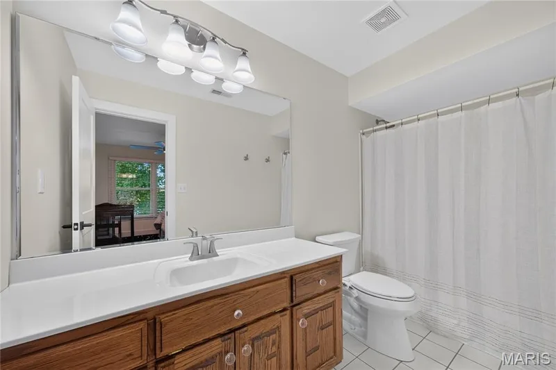 Upper level ensuite bathroom — 713 High Point Drive, Lake St. Louis, MO 63367